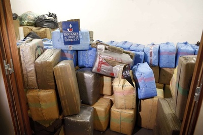 パリで大麻7トン押収、20億円相当 路上の車から