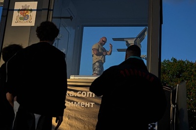 ガラスの箱の中で「引きこもり生活」 ブルガリア