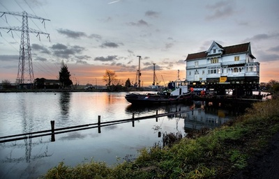 「長くつ下のピッピ」の家、船に引かれてお引っ越し オランダ