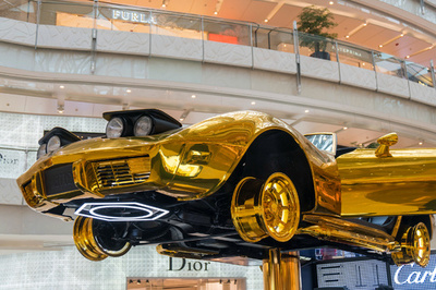 黄金のスポーツカー現る 上海
