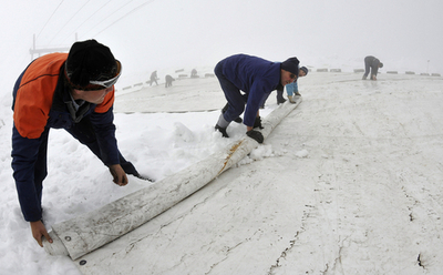 独最高峰の氷河に「日よけカバー」、地球温暖化に対抗