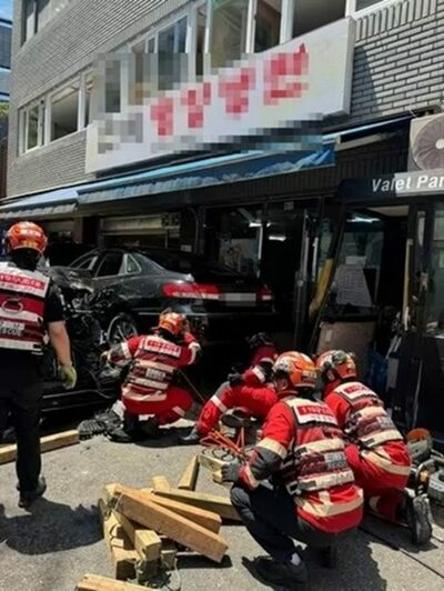 「冷麺店に車突入」80代女性運転手、警察が「公訴権なし」で事件終結…韓国・任意保険加入で不起訴に