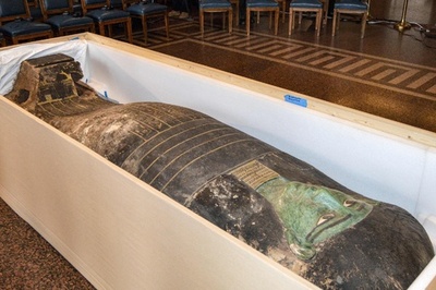盗難の古代エジプト木棺のふた、米から返還