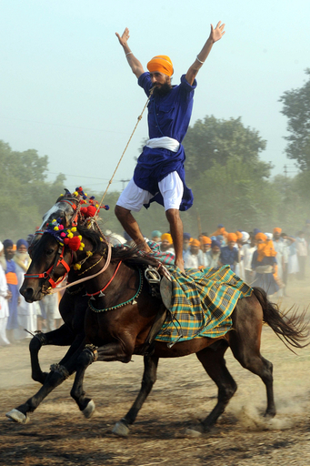 華麗な馬術や巨大ターバン、インド北部でシーク教の祭り