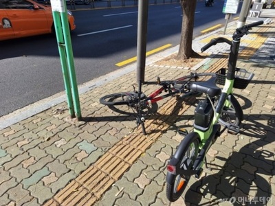 電動キックボード、電気自転車…韓国の路上で「迷惑駐車」続出、強風で倒れて2次被害も
