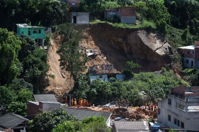 ブラジル・リオで土砂崩れ、14人死亡 豪雨で巨岩が民家直撃