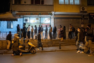 トルコ、31都市で48時間の外出禁止令 新型コロナ感染者が急増