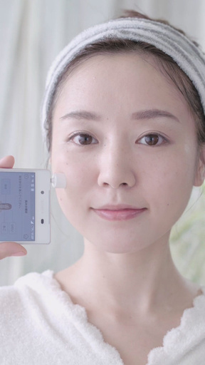 スマホを使って測定、カネボウ発アプリ連動の「肌水分センサー」
