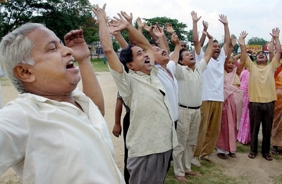 早朝に「笑ってストレス解消」するヨガ集団、苦情受けて中止に インド