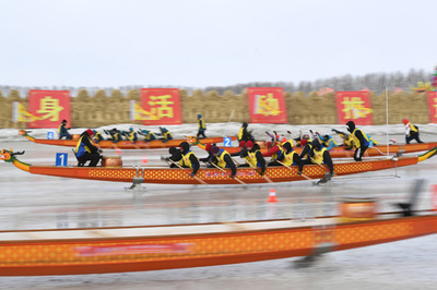氷の上をこげ！　アイス・ドラゴンボート選手権が開催　中国・吉林