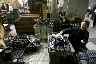 カラシニコフ銃の製造元が「不正規品」対策に本腰、ロ大統領も協力か