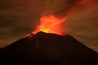 メキシコ首都近郊の火山が再び噴火、北米便47便欠航