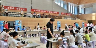 チェスのグランドマスターが愛好家数十人と「一斉対戦」 中国・重慶