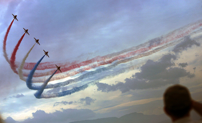 ブルガリア国際エアショー、英仏航空チームが華麗な飛行演技を披露