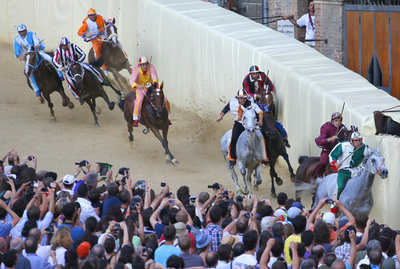 裸馬が疾走、イタリア伝統競馬「パリオ」