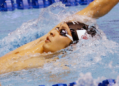 入江 男子200メートル背泳ぎで優勝