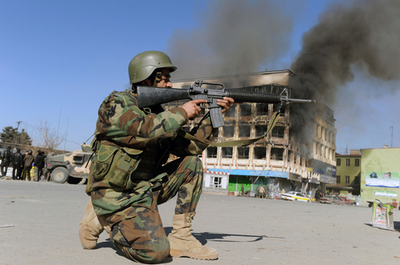 タリバン、カブールの政府施設などを大規模攻撃 5人死亡