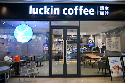 「昼はコーヒー、夜は酒」 中国コーヒーチェーン、アルコール市場で増収図る