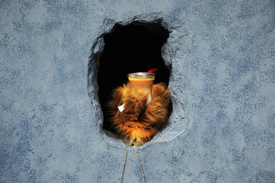 壁の穴からコーヒーをどうぞ 上海の「熊の手コーヒー」に行列