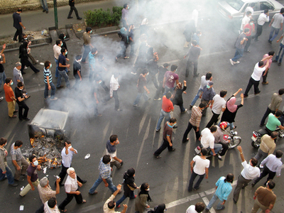 99年反政府デモの追悼集会に催涙弾　イラン