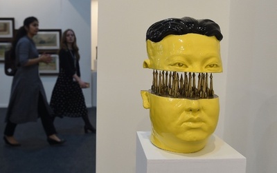 金正恩氏とトランプ氏の中身はアレでいっぱい？ インド・アートフェア