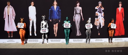 PETA、「オーストラリア・ファッションウィーク」でデモ PETA、「オーストラリア・ファッションウィーク」でデモ