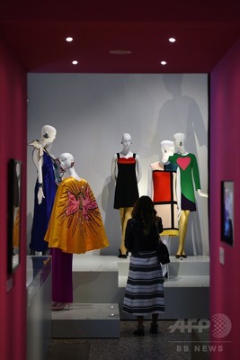 イヴ・サンローラン回顧展、英バウズ博物館で開催 イヴ・サンローラン回顧展、英バウズ博物館で開催