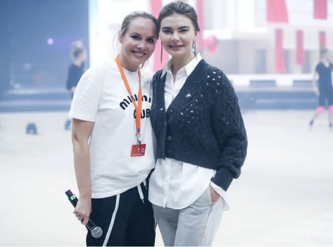 ロシアジュニア国家代表新体操監督（左）とカバエワ（右）（写真=Instagram）(c)MONEYTODAY