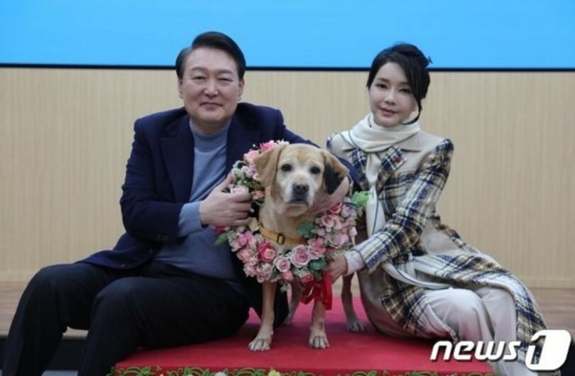 24日、引退盲導犬セロムと写真を撮る韓国のユン・ソンニョル（尹錫悦）大統領と妻キム・ゴニ(金建希)氏（大統領室提供）(c)news1