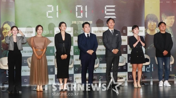 映画「リミット」の出演者（左から）イ・ジョンヒョン、ムン・ジョンヒ、チン・ソヨン、パク・ミョンフン、チェ・ドクムン、パク・ギョンヘ、イ・スンジュン監督　(c)STARNEWS