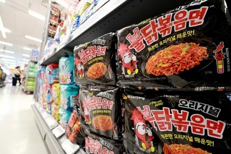 ソウル市内の大型スーパーに陳列された三養食品のラーメン商品(c)news1