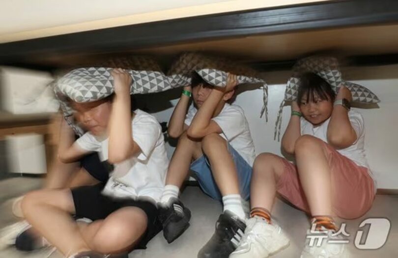 地震発生時の避難要領を学習する韓国の学生(c)news1
