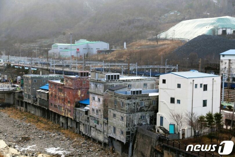 つま先立ち（せり出した）建物の全景＝韓国観光公社提供(c)news1
