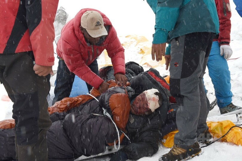 雪崩発生のエベレスト、生存者の捜索続く 写真10枚 国際ニュース：afpbb News 