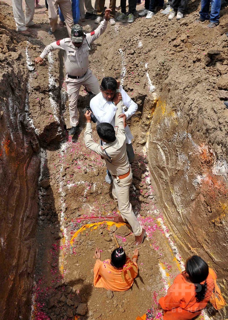 生き埋めで抗議の女性修行者、警察が介入し阻止 インド