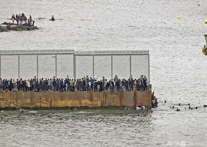 スペイン領セウタに移民8千人殺到 モロッコとの対立深まる