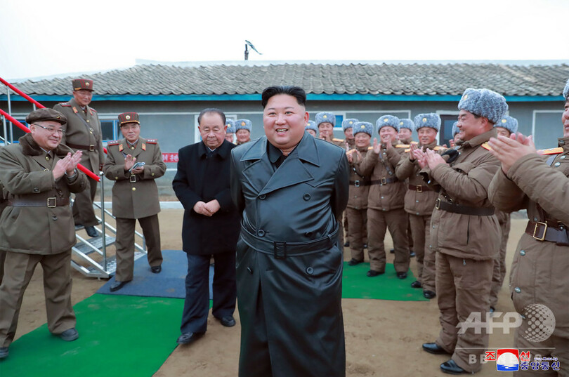 トレンチコートとロケット砲、試射視察の正恩氏「大満足」 北メディア