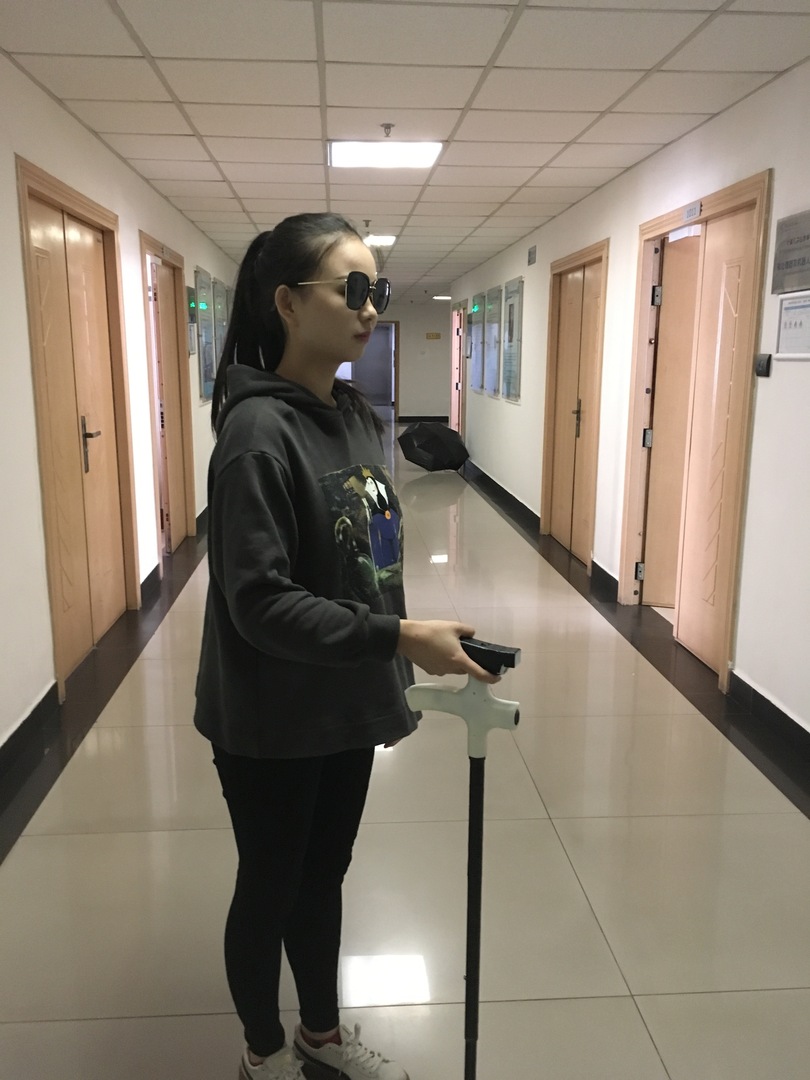 中国の女子学生、視覚障害者用「スマート盲導杖」を開発