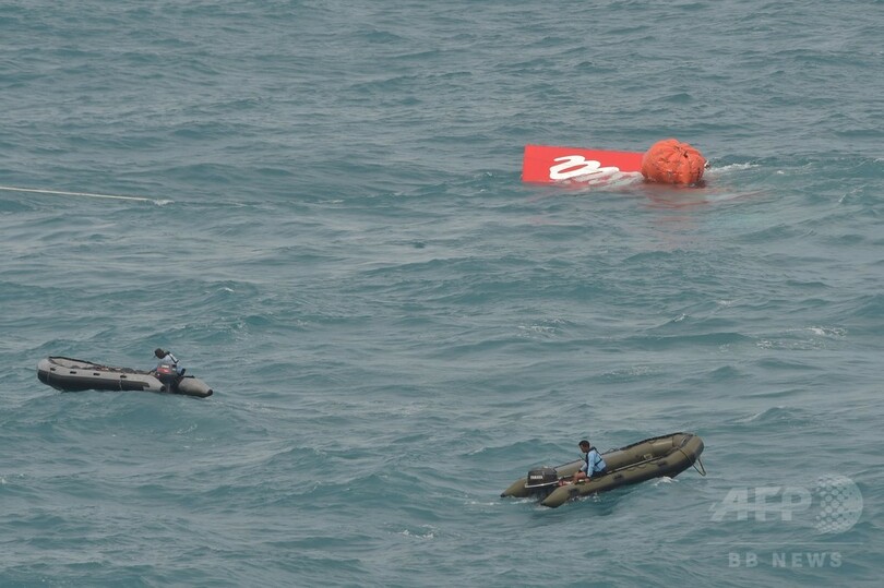 エアアジア機の尾部、海面に引き揚げ