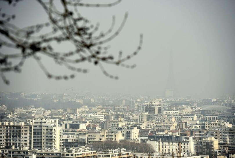 スモッグでかすむエッフェル塔、仏北部で大気汚染レベル上昇