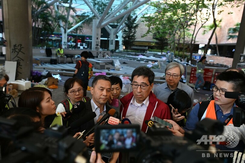 地面に「SOS」 香港理工大、強硬派数十人の籠城続く