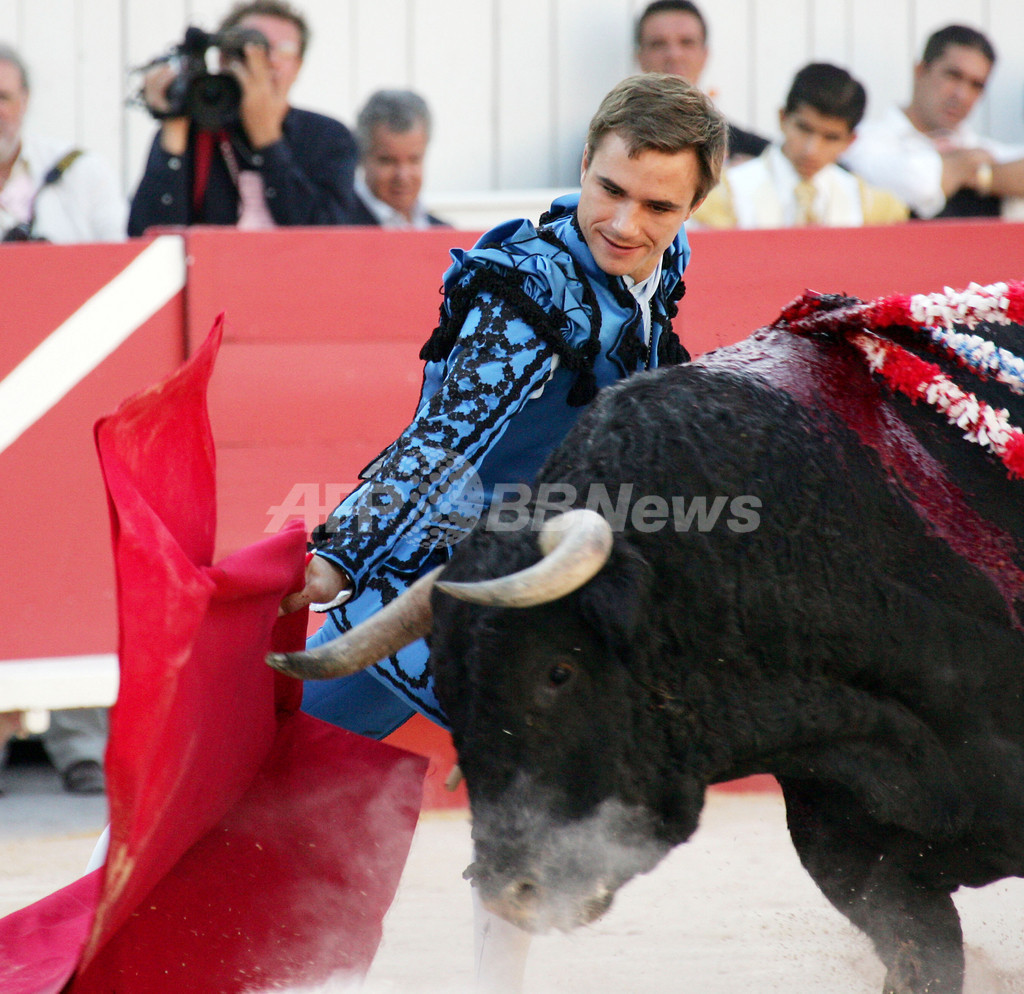 アルルで闘牛大会、熱く華麗に舞う仏人闘牛士 写真8枚 国際ニュース：AFPBB News