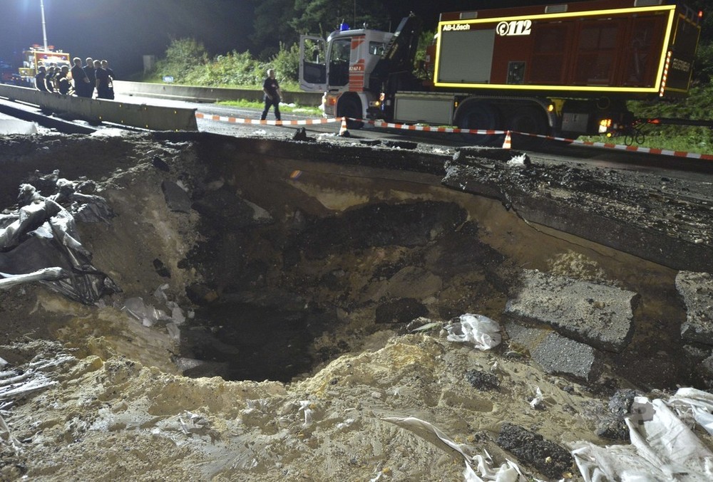 独アウトバーンに巨大な穴、第2次大戦時の不発弾 写真2枚 国際ニュース
