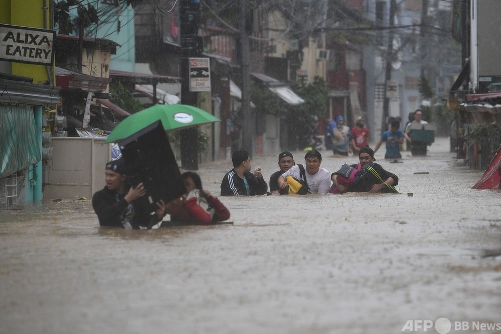 台風22号がフィリピン直撃、首都マニラで大洪水