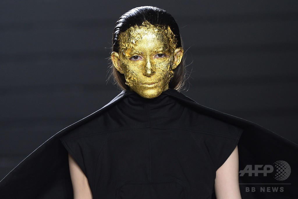  ウールに散りばめたシーケンスやゴールドマスク、「リック・オウエンス」15/16秋冬