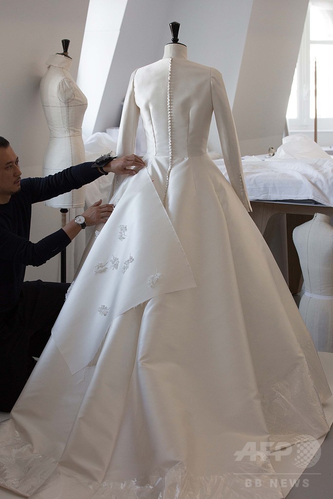 「ディオール」ミランダ・カー着用のウェディングドレスを公開