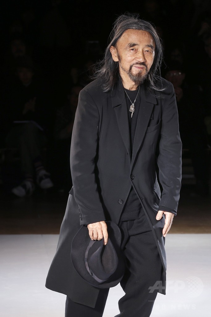 古代ギリシャに着想を得た一枚の布で見せる服、「ヨウジヤマモト」15/16秋冬