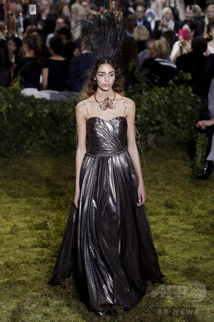 キウリによる初の「ディオール」オートクチュール、ファッション界から称賛