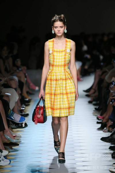 「ミュウミュウ」南青山店オープン、ショー＆パーティーを開催