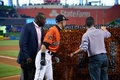 17MLB、ピッツバーグ・パイレーツ対マイアミ・マーリンズ。試合前に行われたセレモニーに臨む（左から）マイアミ・マーリンズのマイケル・ヒル編成本部長、イチロー、デイビッド・サムソン球団社長（2017年4月30日撮影）。(c)AFP/Getty Images/Mark Brown